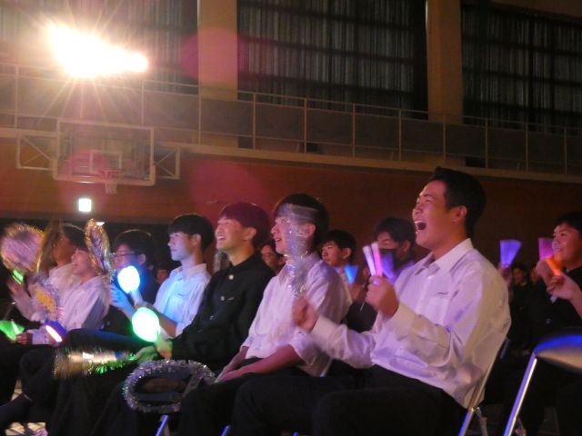 盛り上がる観客席